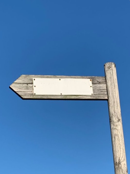 Cartel de madera en mal estado