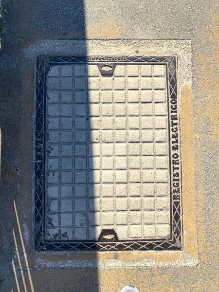 Alcantarilla de cemento divida en cuadrados