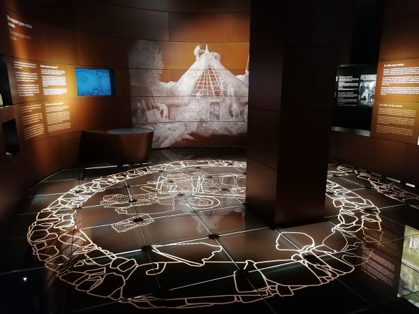 Sala interior del edificio de interpretación del castro de San Cibrao de Lass