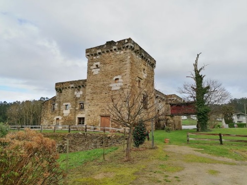 Pazo de Tovar en Lourenzá con día nublado