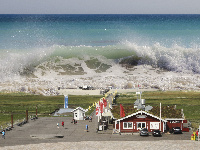 Gran onda a punto de arrasar unha casa