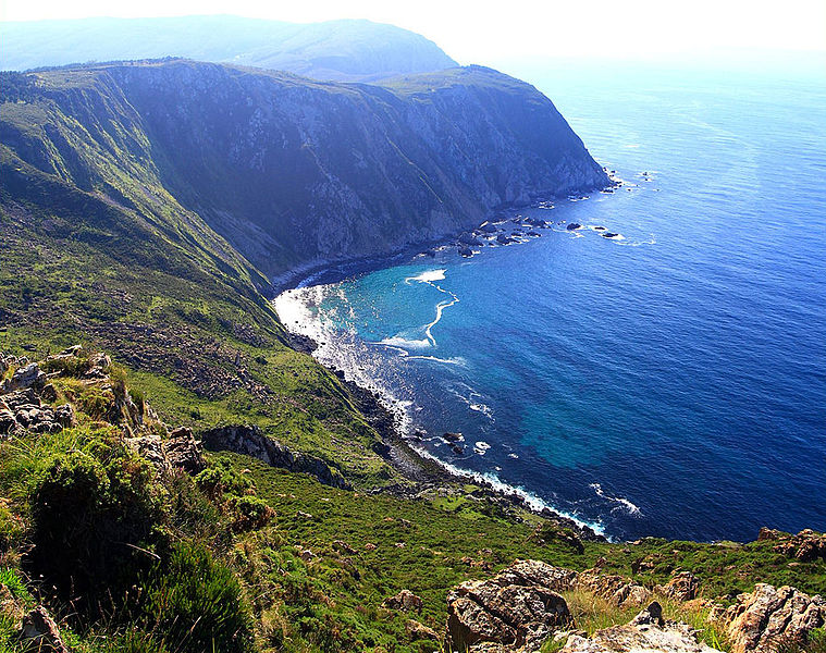 Cantil Imaxe dunha costa escarpada