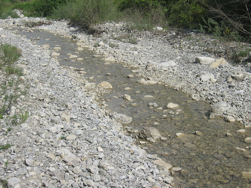 Fotografía cun río case seco