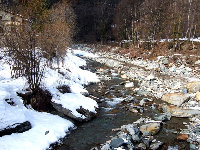 Imaxe dun torrente con neve