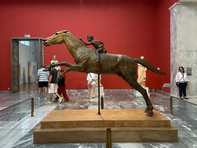 O museo coas pezas e con xente