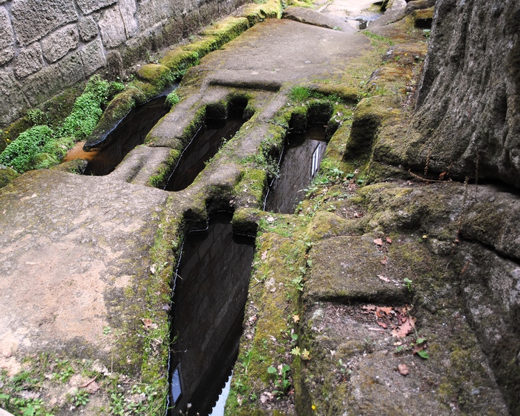 Sepulcros antorpomorfos de San Pedro de Rochas