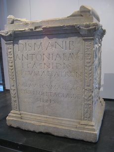 Epitafio de Antonia Caenis