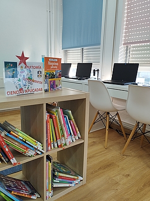 Foto de una zona de la biblioteca del colegio