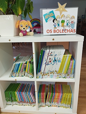 Estantería de la biblioteca con libros infantiles