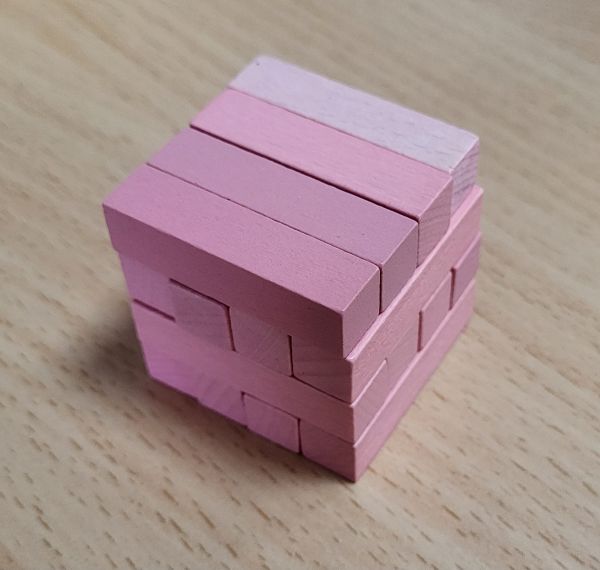 Cubo de 4x4x4 formado con regletas rosas