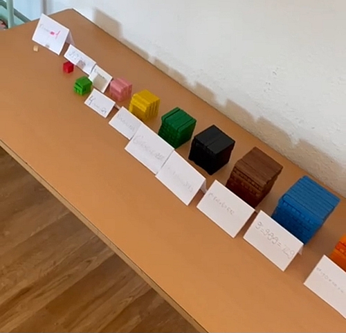 Números cúbicos hechos con regletas