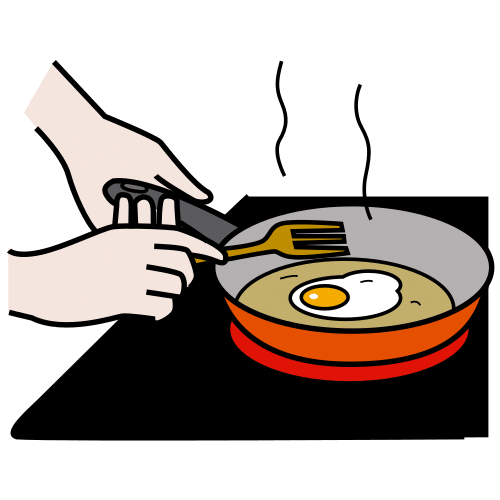 Mano sujetando una sartén en la que se está friendo un huevo.