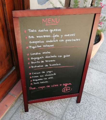 Cartel exterior de menú de un restaurante