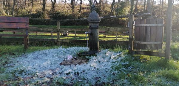 Imagen de una fuente con hielo alrededor