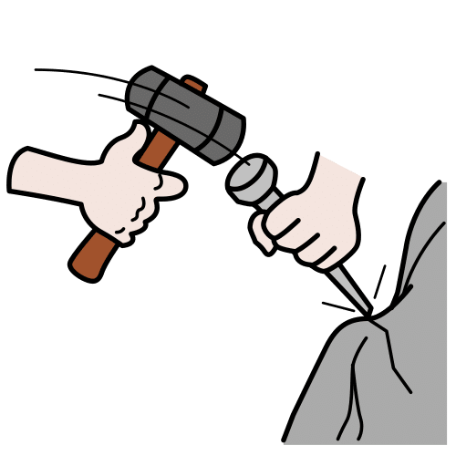Mano golpeando con un martillo y un cincel de forma cónica sobre una piedra.