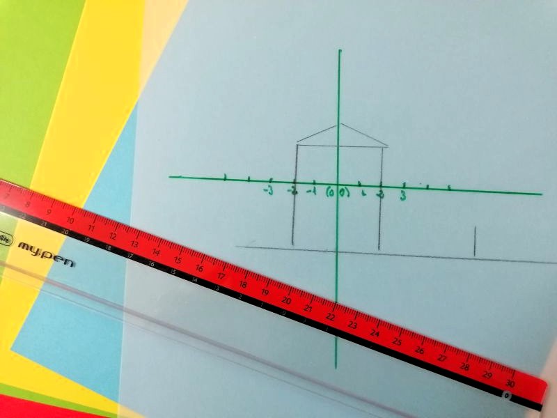 Hojas de colores, regla y papel vegetal con un dibujo