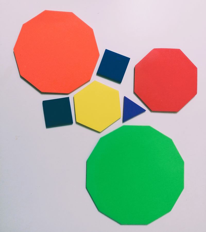 Polígonos regulares de distintos colores
