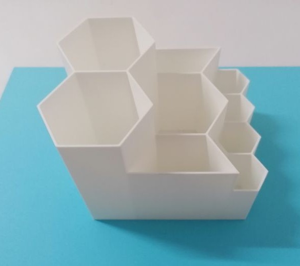 Portalápices con varios prismas. Vista lateral.