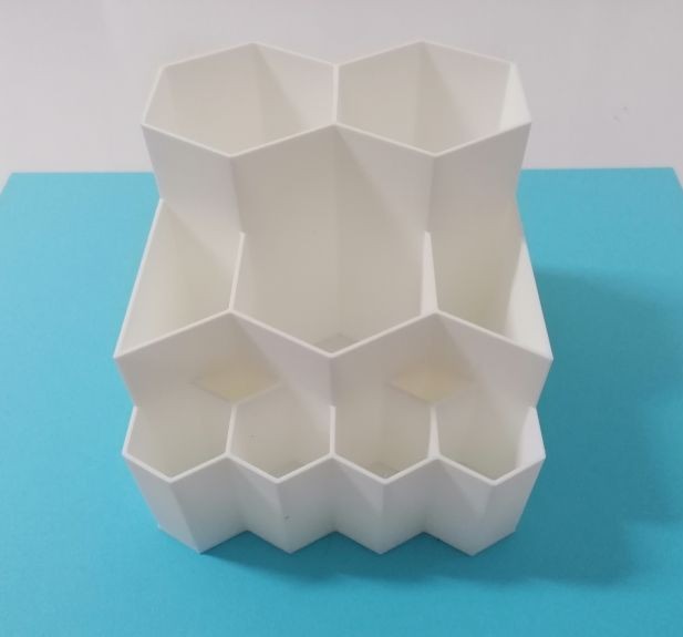 Vista de frente de portalápices con varios prismas