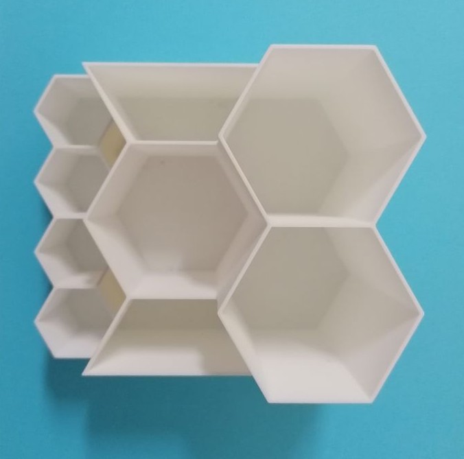 Vista desde arriba de portalápices con varios prismas