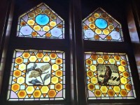 Vidrieras de los baños del edificio El Capricho de Gaudí