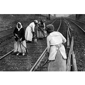 Mujeres empleadas en la limpieza y vigilancia de las líneas férreas británicas