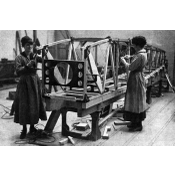 Mujeres inglesas trabajando en una factoría de aeroplanos de guerra
