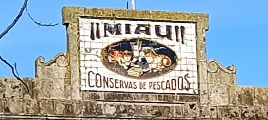 Cartel de Conservas Miau na fábrica de Alfageme (Vigo)