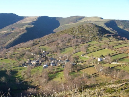 Foto de fincas y del pueblo de A Teixeira