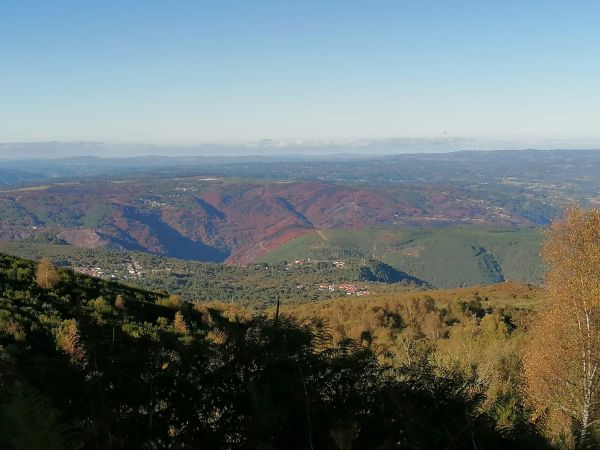 Panorámica de zona montañosa con zonas quemadas