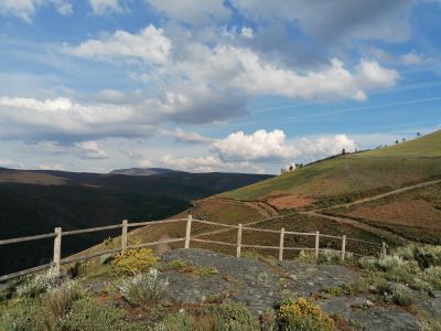 Mirador en Triacastela con fondo de montañas