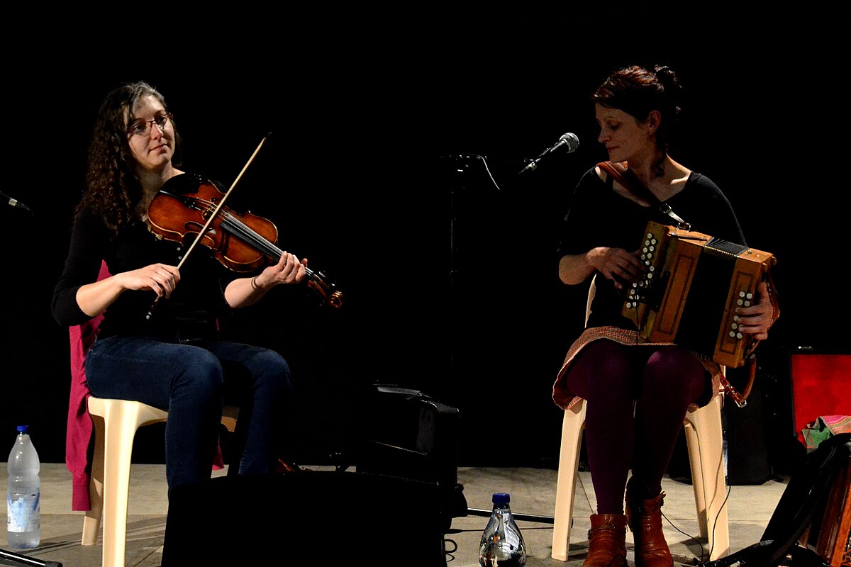 Fotografía dun dúo de violín e acordeón
