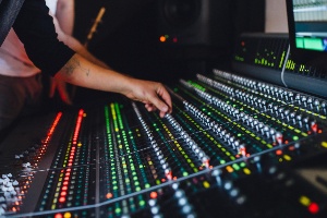 Free music producer photo A fotografía mostra unha mesa de son