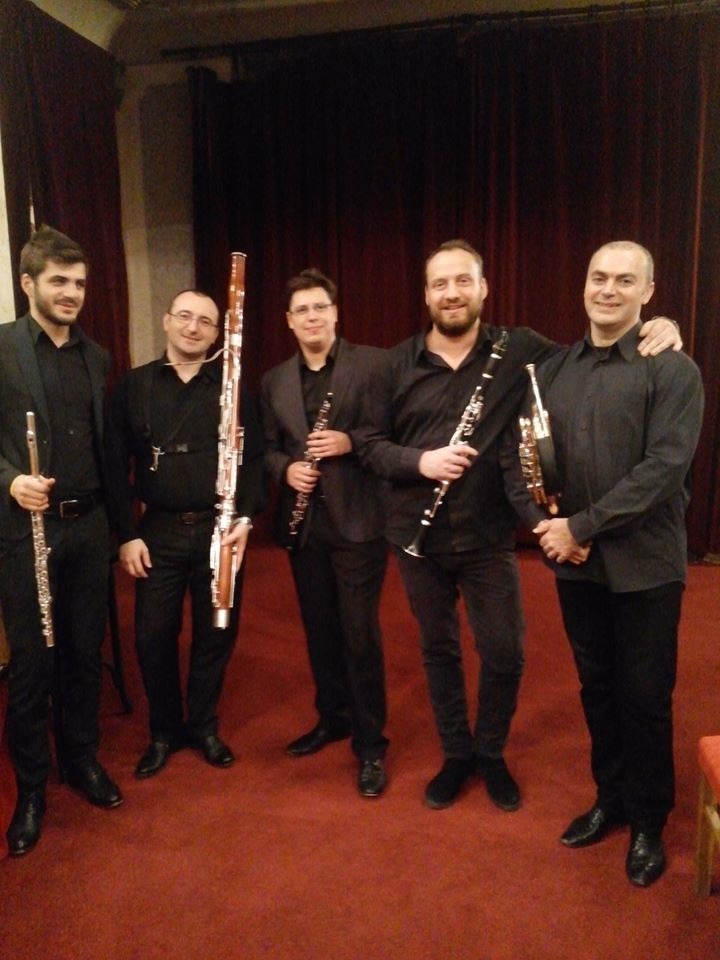 Fotografía dun quinteto de instrumentos de vento madeira