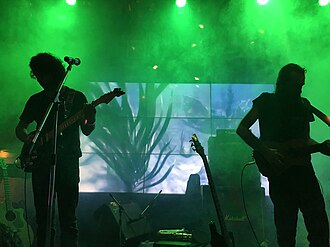 Dos personas tocando en un escenario