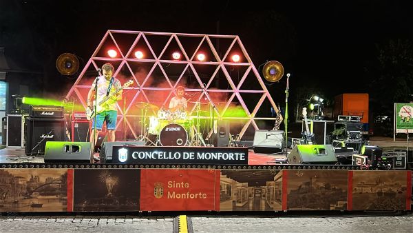 Escenario con dos personas actuando