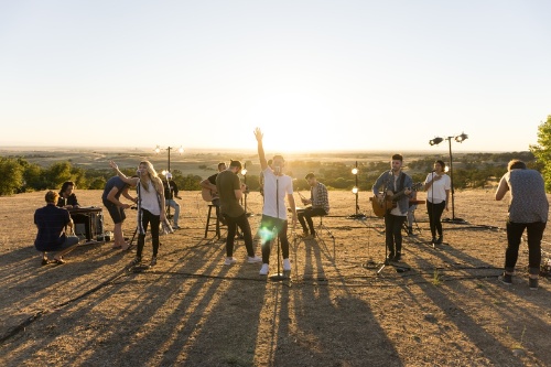 Grupo musical ensayando en el campo