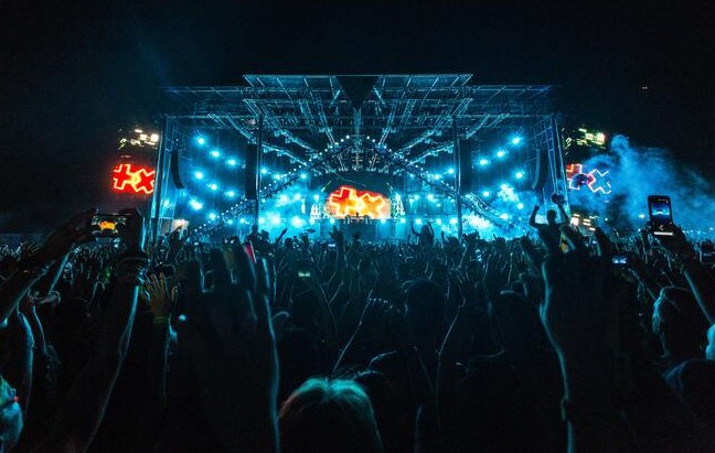 Concierto con un escenario y público