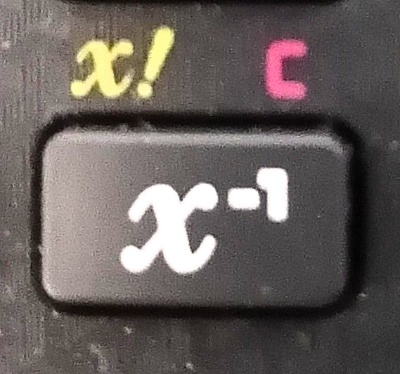 Imagen de la tecla de la calculadora con el número factorial