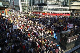 Conjunto de personas en una manifestación por la calle. 