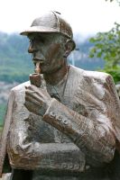 Imagen de Sherlock Holmes, con visera y una pipa en la mano