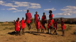 A imaxe amosa uns guerreiros Masai, cos seus traxes típicos e facendo saltos verticais.