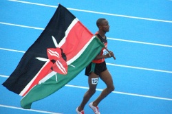 Amósase un corredor de Kenya portando a bandeira do seu país.