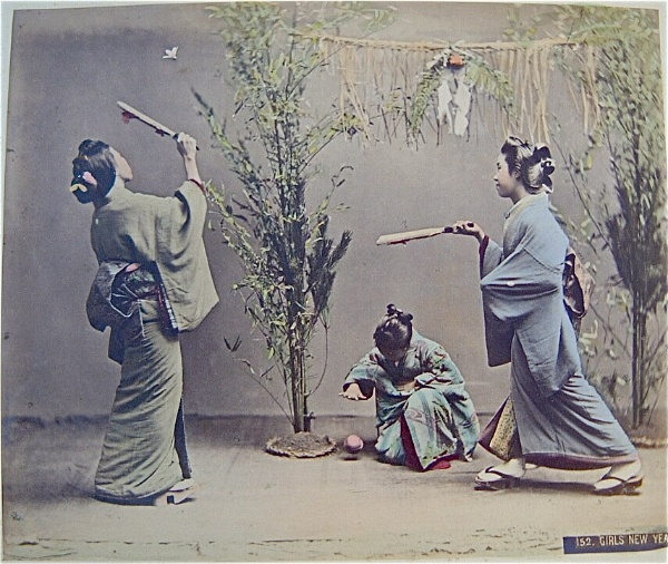 Mulleres niponas xogando ao Hanetsuki
