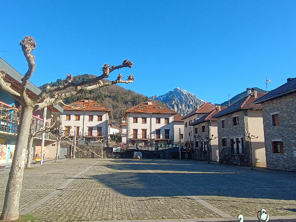 Na imaxe vemos unha praza dunha vila.