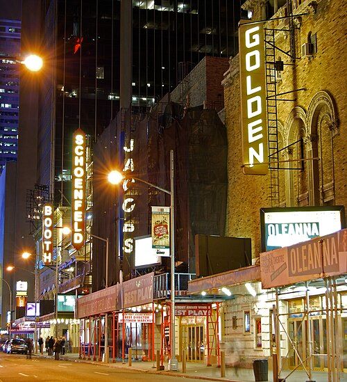 Edificio dos musicais de Broadway iluminados de noite.