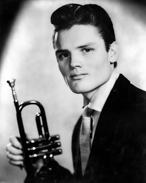 Retrato do trompetista Chet Baker.