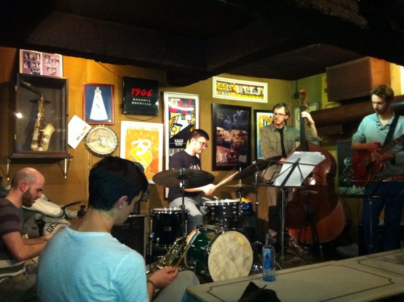 Varios músicos de jazz galegos tocando no Filloa Jazz Club