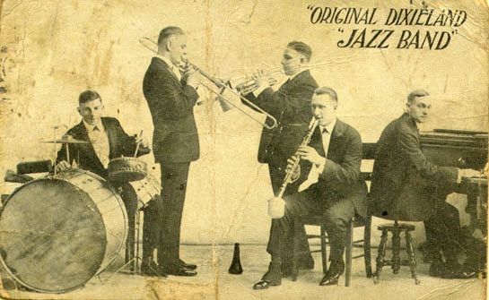 Cartel da Original Dixieland Jass Band con músicos tocando unha batería, trompeta, clarinete e piano.