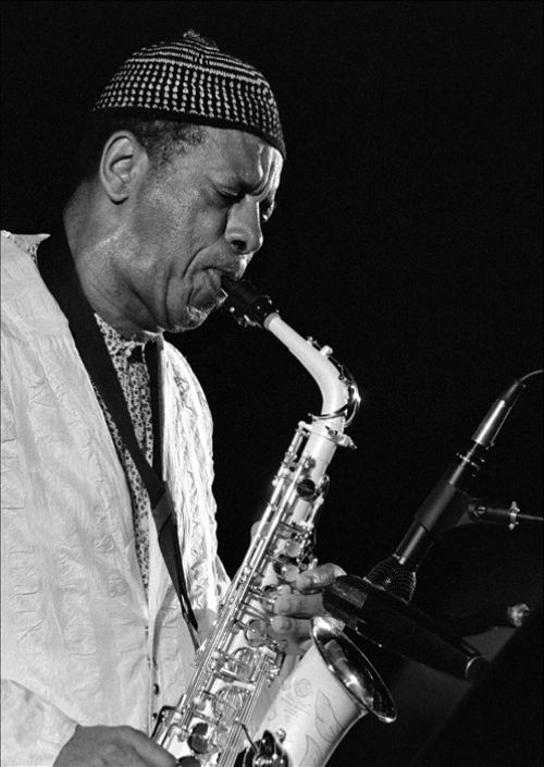 Retrato do saxofonista Ornette Coleman.